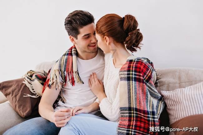 可爱女孩参加宴会