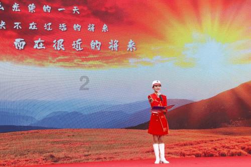 黑色无袖挂脖上衣+短款包臀裙，凸显成熟女性的优雅气质，你觉得性感吗？